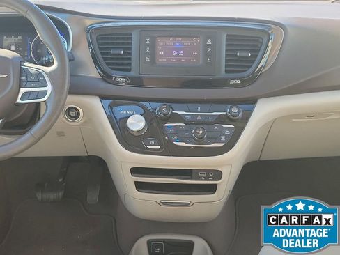Used 2017 Chrysler Pacifica LX image 29