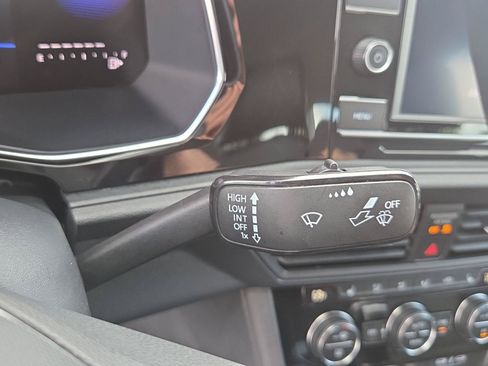 Used 2024 Volkswagen Jetta SE FWD image 28
