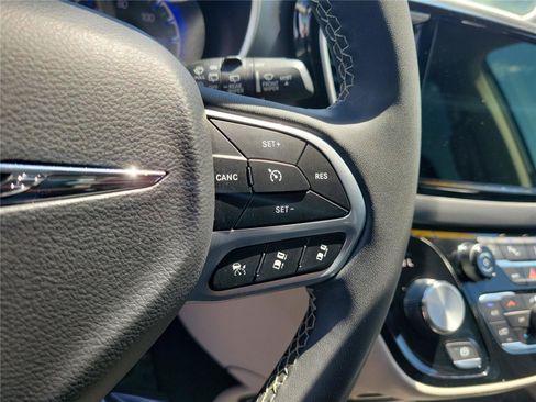 Used 2023 Chrysler Pacifica Touring-L FWD image 24