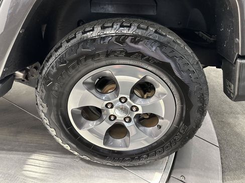 Used 2018 Jeep Wrangler Unlimited Sahara w/ Connectivity Group AWD/4WD image 10