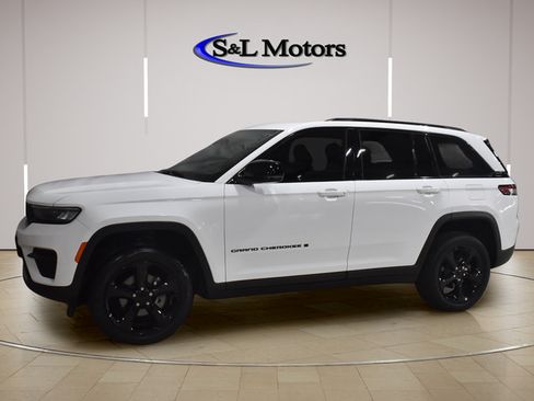 Used 2024 Jeep Grand Cherokee Altitude AWD/4WD image 3