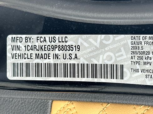 Used 2023 Jeep Grand Cherokee L Summit w/ Luxury Tech Group V AWD/4WD image 35