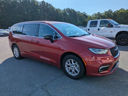 Used 2025 Chrysler Pacifica Select