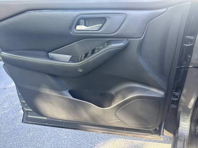 Used 2023 Nissan Rogue SV FWD image 25