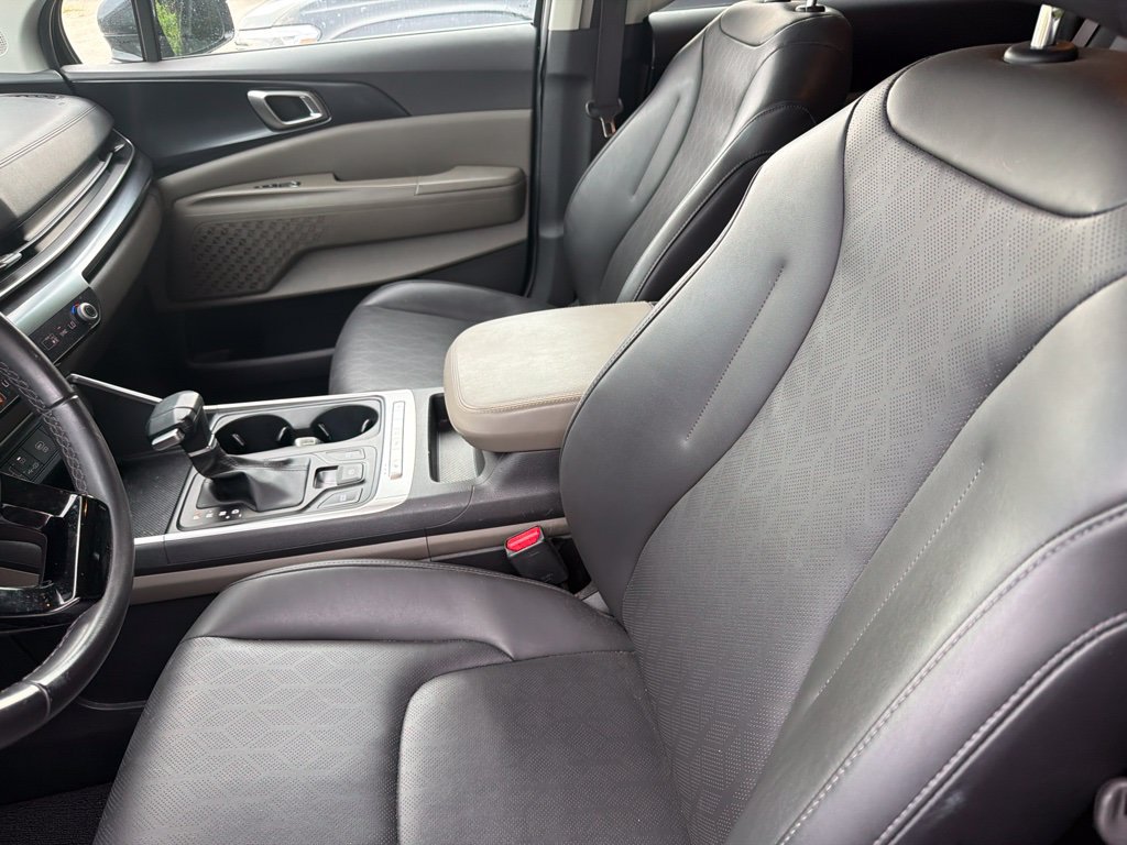 Used 2025 Kia Carnival FWD image 9