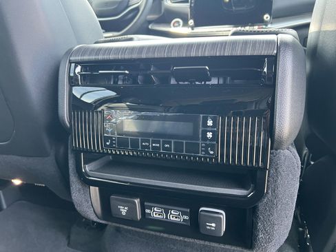 Used 2024 Jeep Wagoneer Series III w/ Premium Group I AWD/4WD image 13