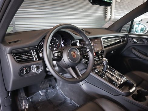 Certified 2026 Porsche Macan AWD/4WD image 4