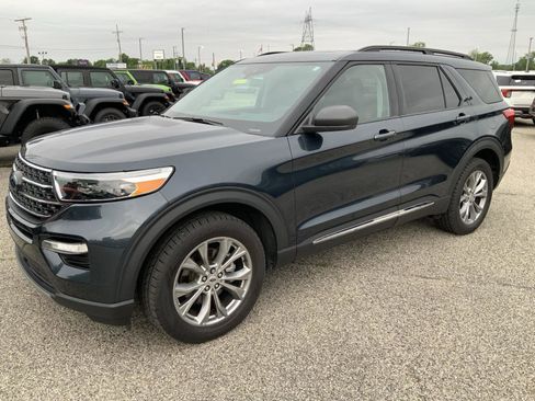 Used 2022 Ford Explorer XLT w/ Equipment Group 202A AWD/4WD image 4
