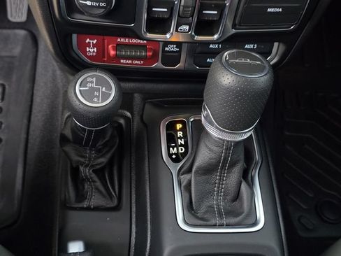 Used 2025 Jeep Gladiator Mojave w/ Convenience Group AWD/4WD image 25