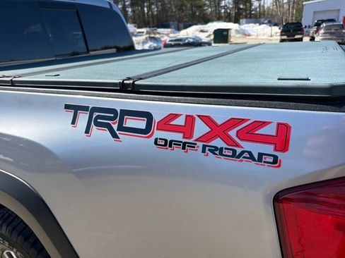 Used 2017 Toyota Tacoma TRD Off-Road w/ Premium & Technology Package image 9