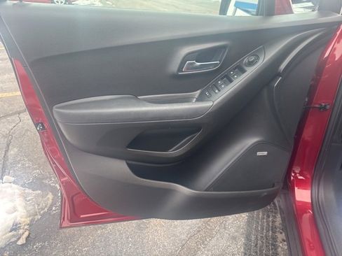 Used 2019 Chevrolet Trax LT w/ Sun & Sound Package image 21