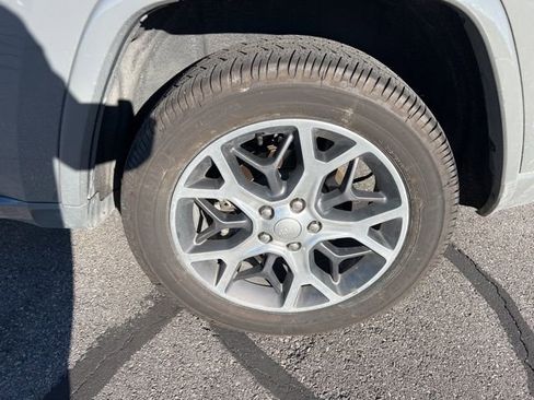 Used 2022 Jeep Grand Cherokee Laredo X image 11