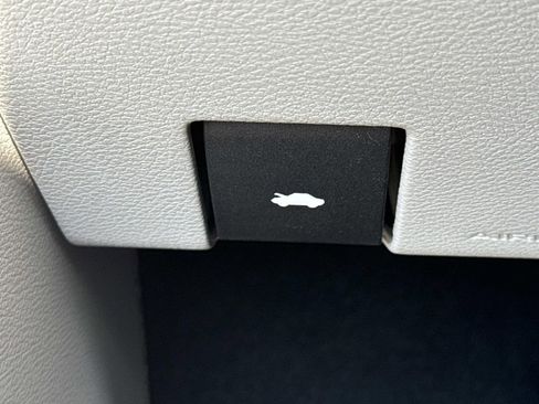 Used 2024 Chrysler Pacifica Touring-L image 45