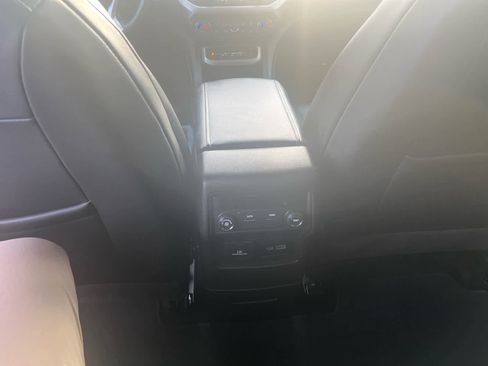 Used 2023 GMC Acadia SLT image 15