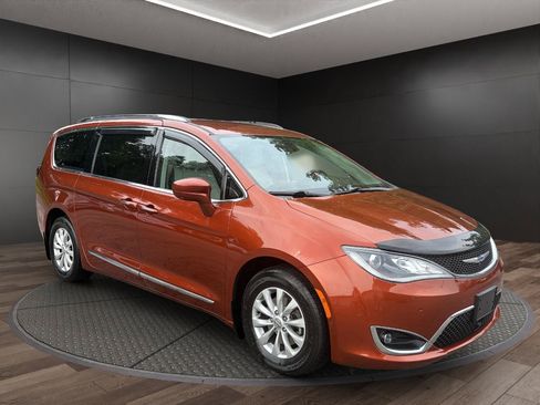 Used 2018 Chrysler Pacifica Touring-L Plus FWD image 2