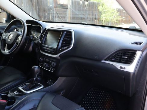 Used 2016 Jeep Cherokee Trailhawk w/ Cold Weather Group image 17