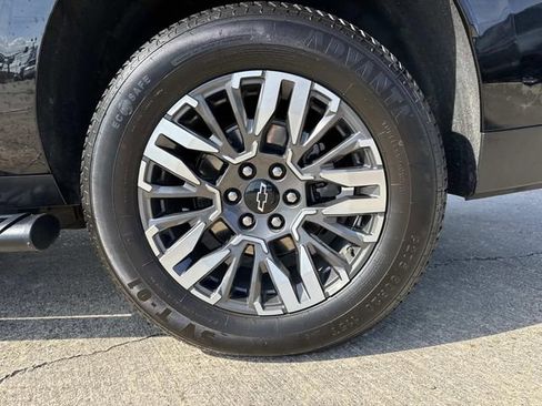 Used 2025 Chevrolet Suburban Z71 image 16