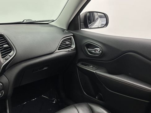 Used 2019 Jeep Cherokee Trailhawk image 22