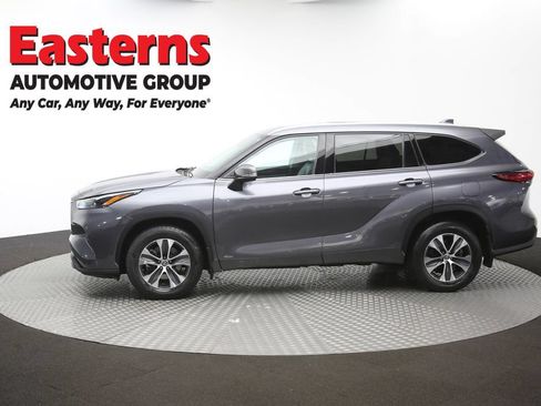 Used 2022 Toyota Highlander XLE AWD/4WD image 61