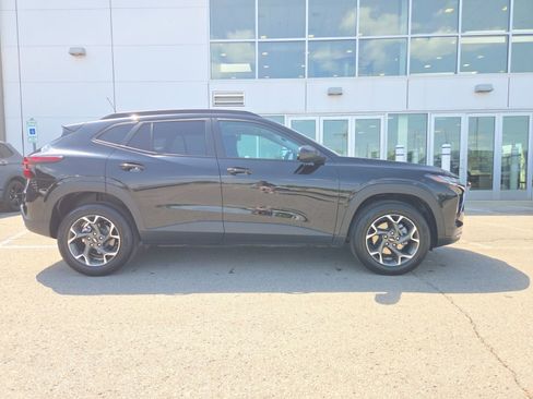 Used 2025 Chevrolet Trax LT w/ Driver Confidence Package FWD image 3