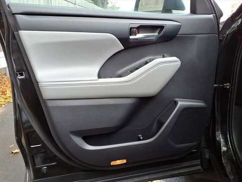 Used 2022 Toyota Highlander XLE image 17