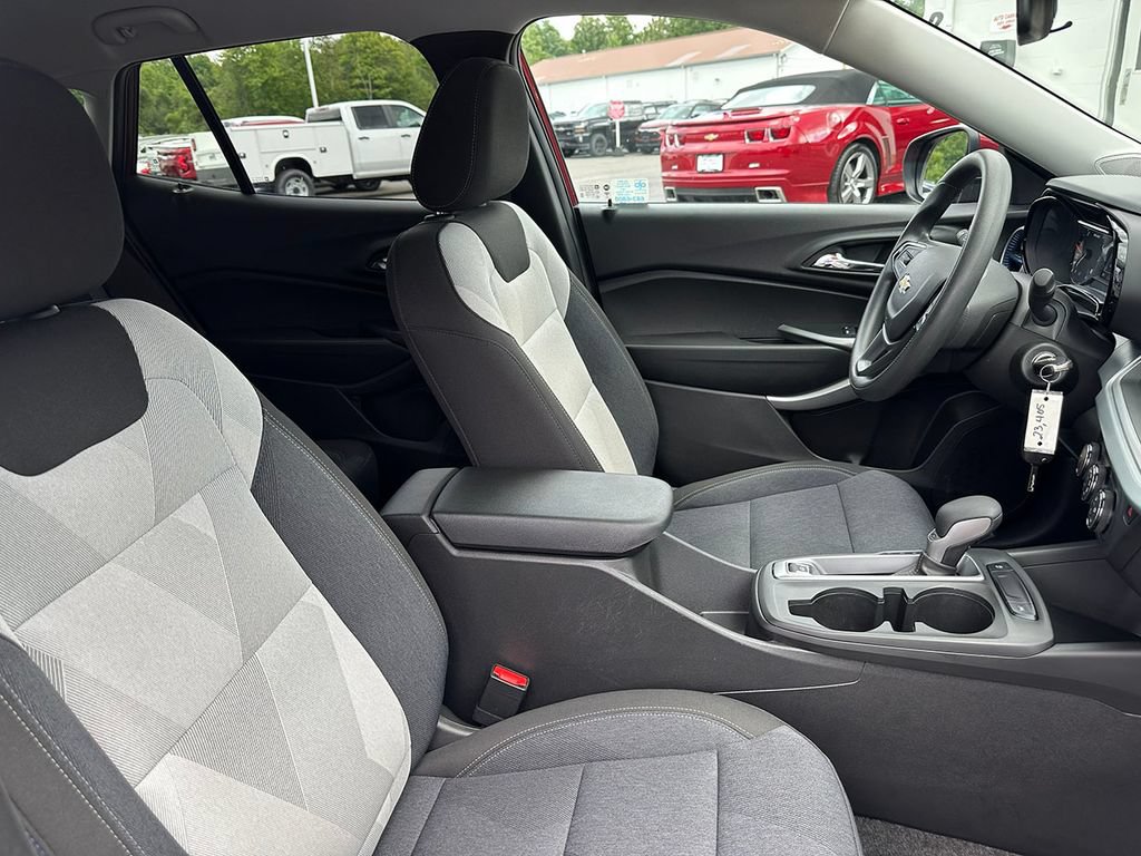 Used 2024 Chevrolet Trax LS w/ LS Convenience Package FWD image 24