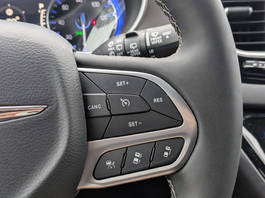 Used 2025 Chrysler Pacifica Select FWD image 24