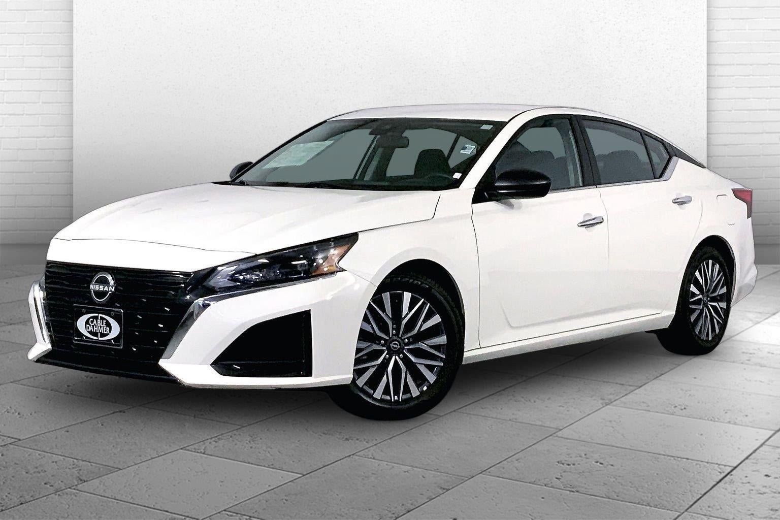 Used 2025 Nissan Altima 2.5 SV FWD image 12