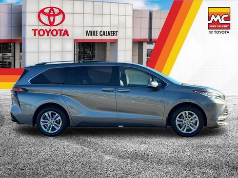 Used 2026 Toyota Sienna Limited FWD image 6