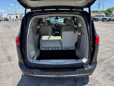 Used 2020 Chrysler Pacifica Limited FWD image 8