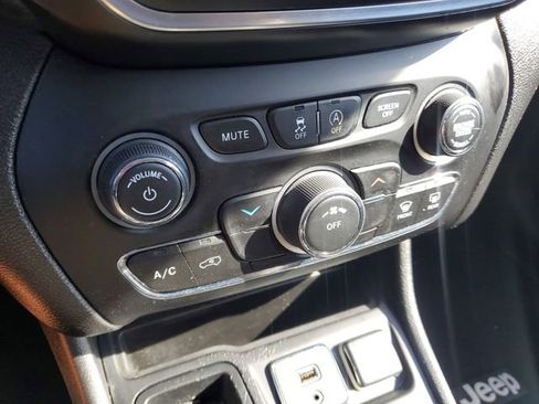 Used 2019 Jeep Cherokee Latitude w/ Popular Appearance Group image 29