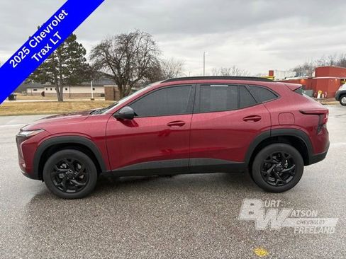 Used 2025 Chevrolet Trax LT image 3