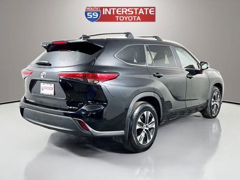 Used 2023 Toyota Highlander XLE image 6