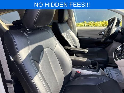 Used 2024 Chrysler Pacifica Touring-L FWD image 23