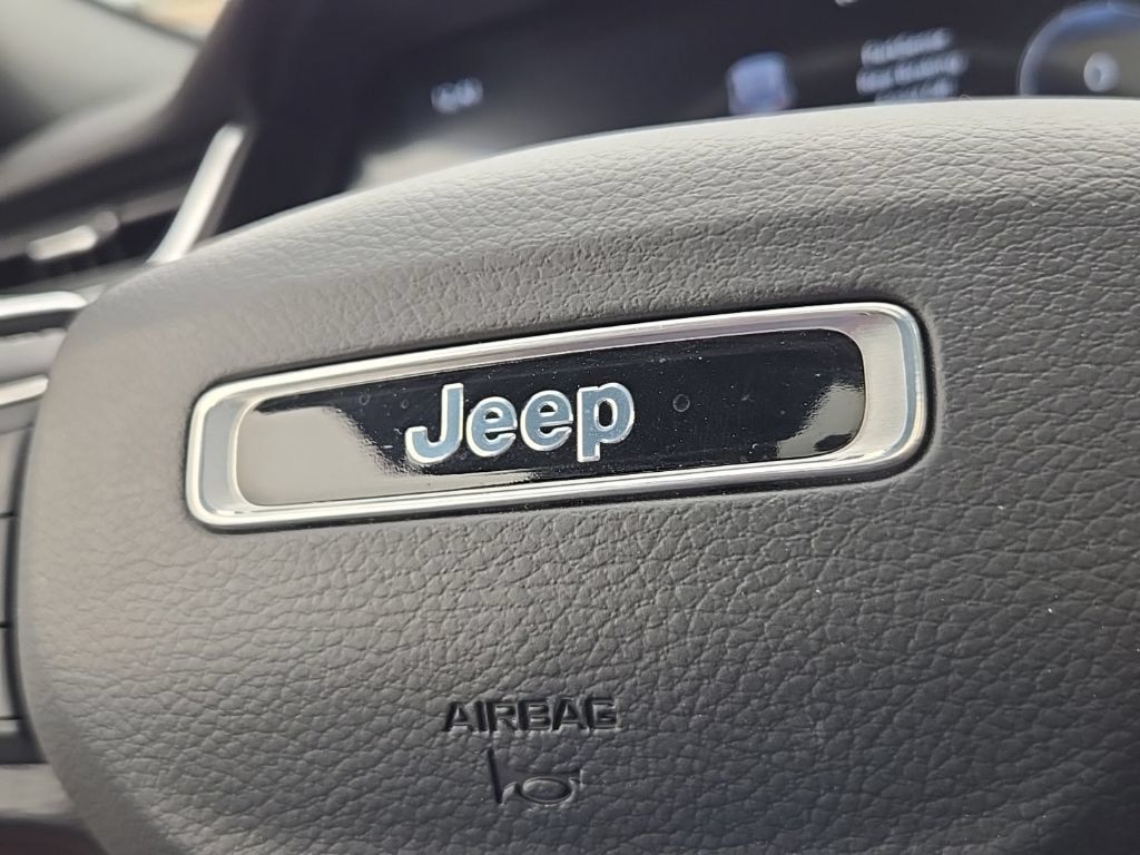 Used 2023 Jeep Grand Cherokee L Laredo AWD/4WD image 27