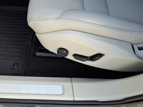 Certified 2023 Volvo XC60 B5 Plus w/ Protection Package Premier image 22