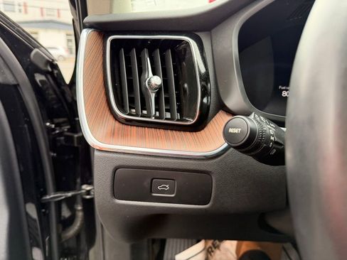 Used 2024 Volvo XC60 B5 Plus image 12