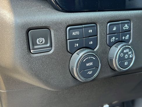 Used 2024 Chevrolet Silverado 2500 LTZ w/ LTZ Convenience Package AWD/4WD image 32