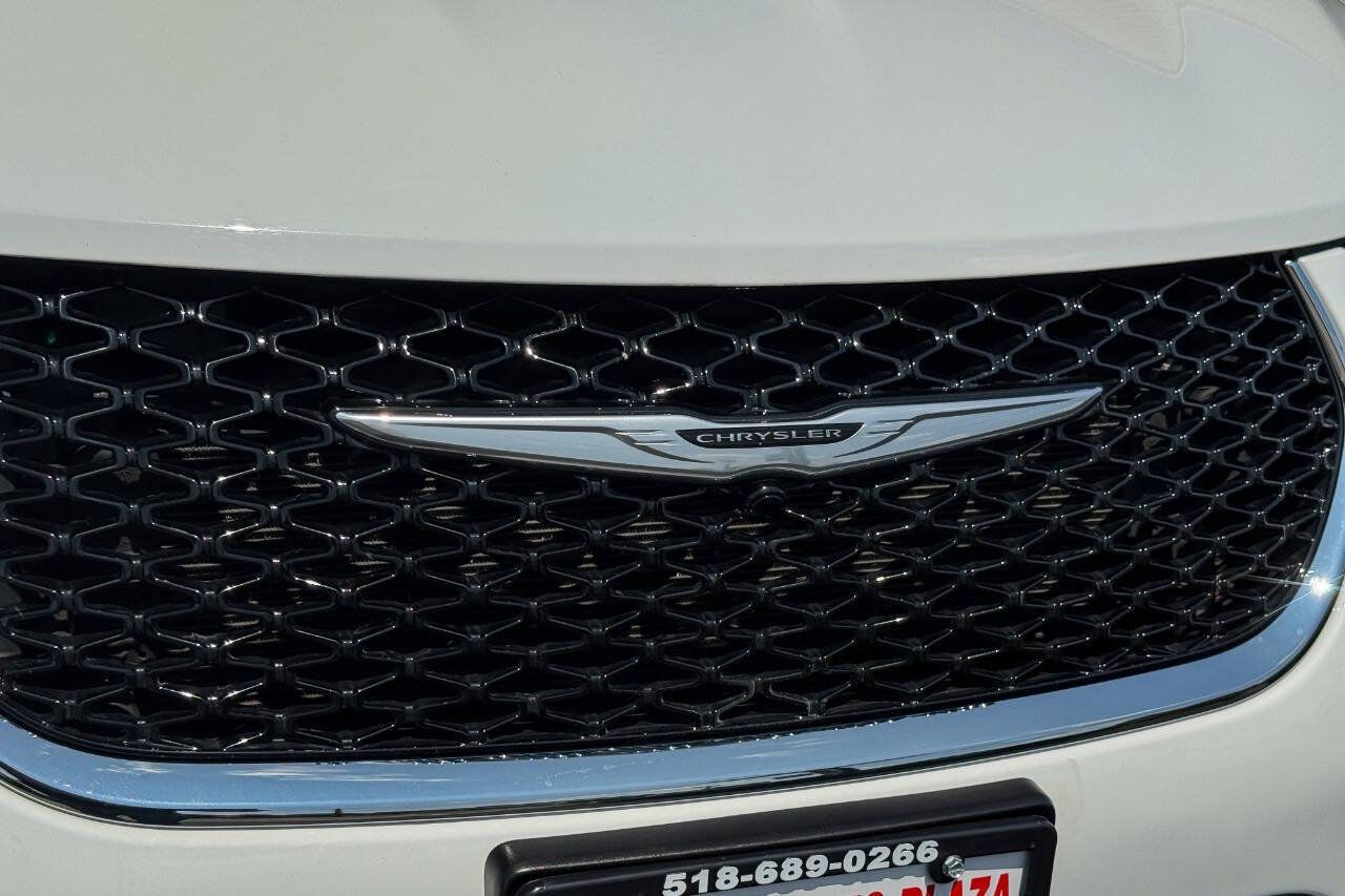 Used 2024 Chrysler Pacifica Limited FWD image 9