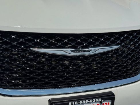 Used 2024 Chrysler Pacifica Limited FWD image 9