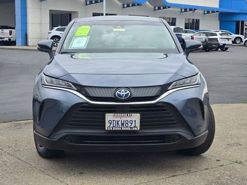 Used 2022 Toyota Venza LE image 2