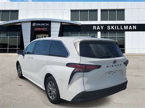 Used 2022 Toyota Sienna LE image 3