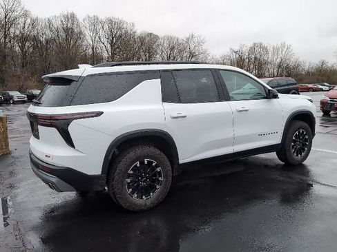 Used 2024 Chevrolet Traverse Z71 image 3