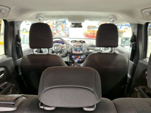 Used 2023 Jeep Renegade Latitude AWD/4WD image 19