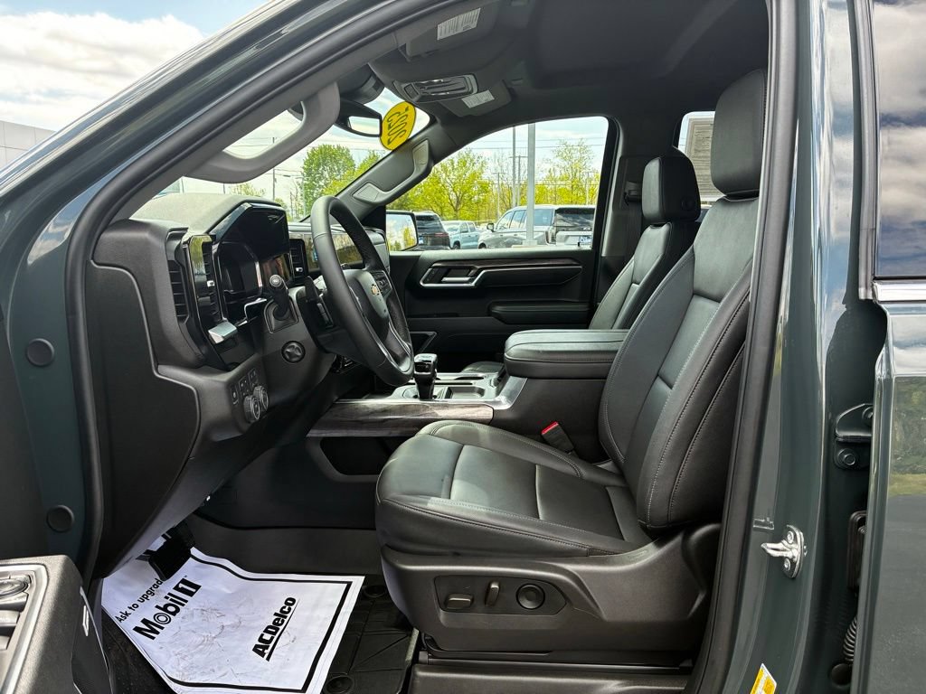 Used 2025 Chevrolet Silverado 1500 LTZ AWD/4WD image 7
