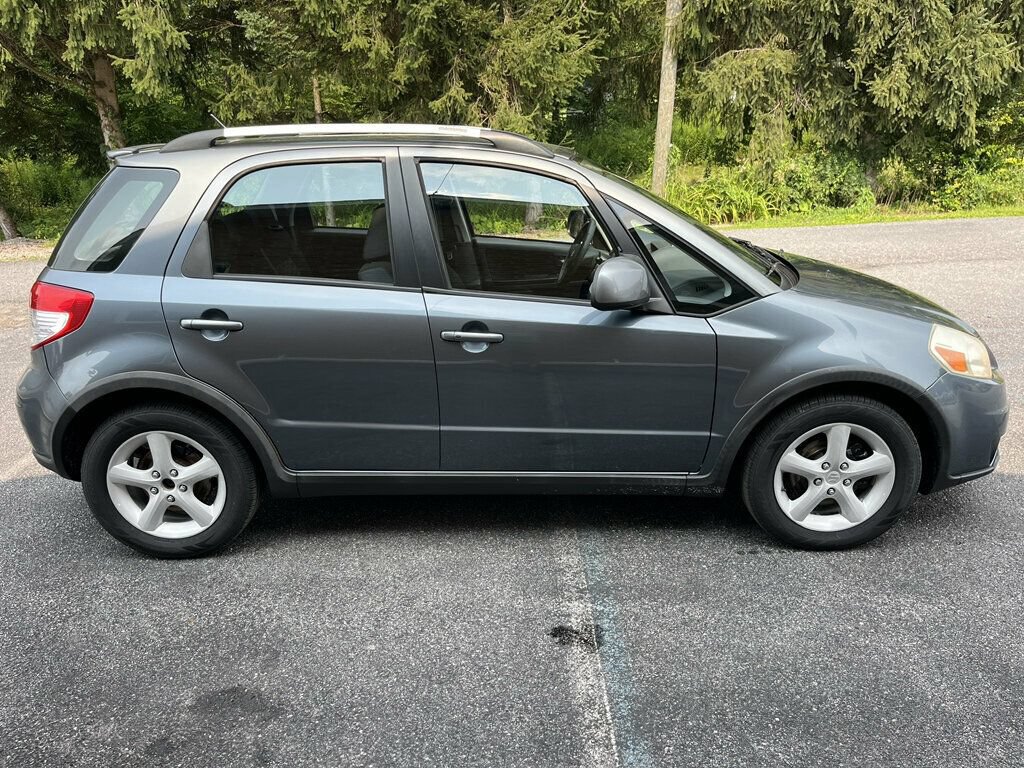 Used 2009 Suzuki SX4 AWD Hatchback w/ Touring Pkg image 2