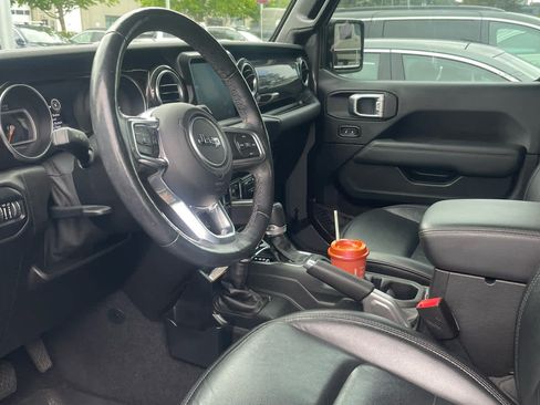 Used 2019 Jeep Wrangler Unlimited Sahara AWD/4WD image 5
