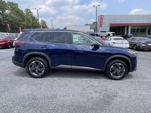 Used 2024 Nissan Rogue SV AWD/4WD image 2