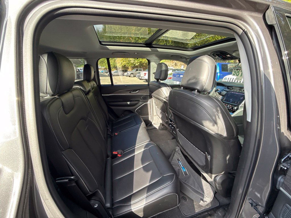 Used 2023 Jeep Grand Cherokee 30th Anniversary AWD/4WD image 11