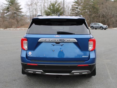 Used 2022 Ford Explorer XLT w/ Equipment Group 202A image 4